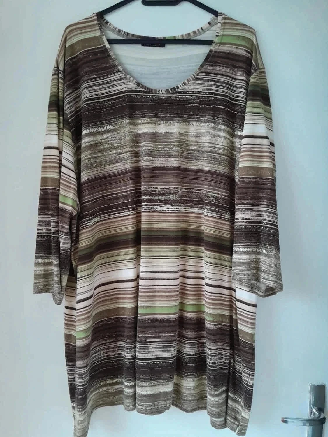 Blusa feminina, tamanho 54 Marca That's Me Cor bege, marrom, verde – photo 2